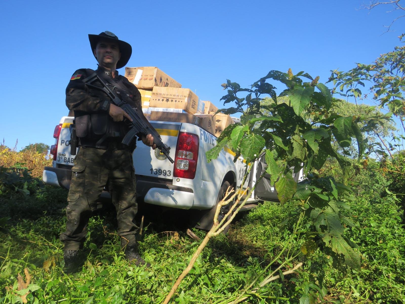 A equipe de policiais militares realizava patrulhamento ambiental preventivo quando avistou um total de 16.630 carteiras de cigarros contrabandeadas