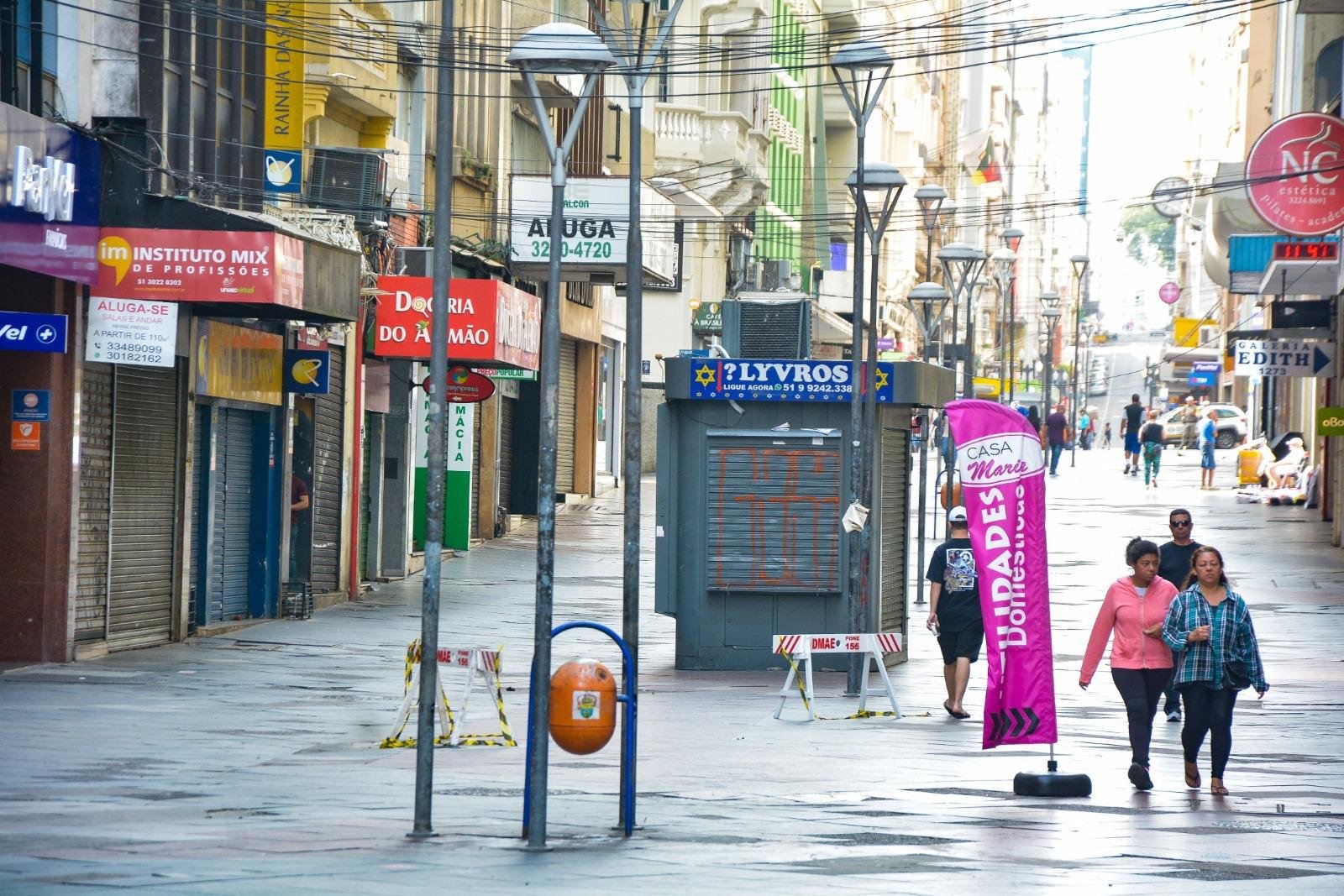 Muitos com&eacute;rcios da Rua dos Andradas tiveram portas fechadas hoje pela manh&atilde;