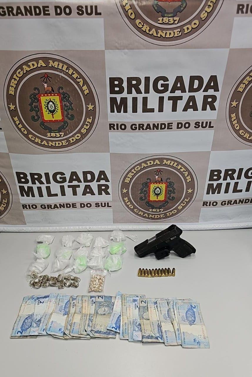 Brigada Militar apreendeu drogas, uma arma, muni&ccedil;&otilde;es e dinheiro com os homens.