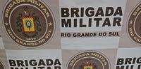 Brigada Militar apreendeu drogas, uma arma, munições e dinheiro com os homens.