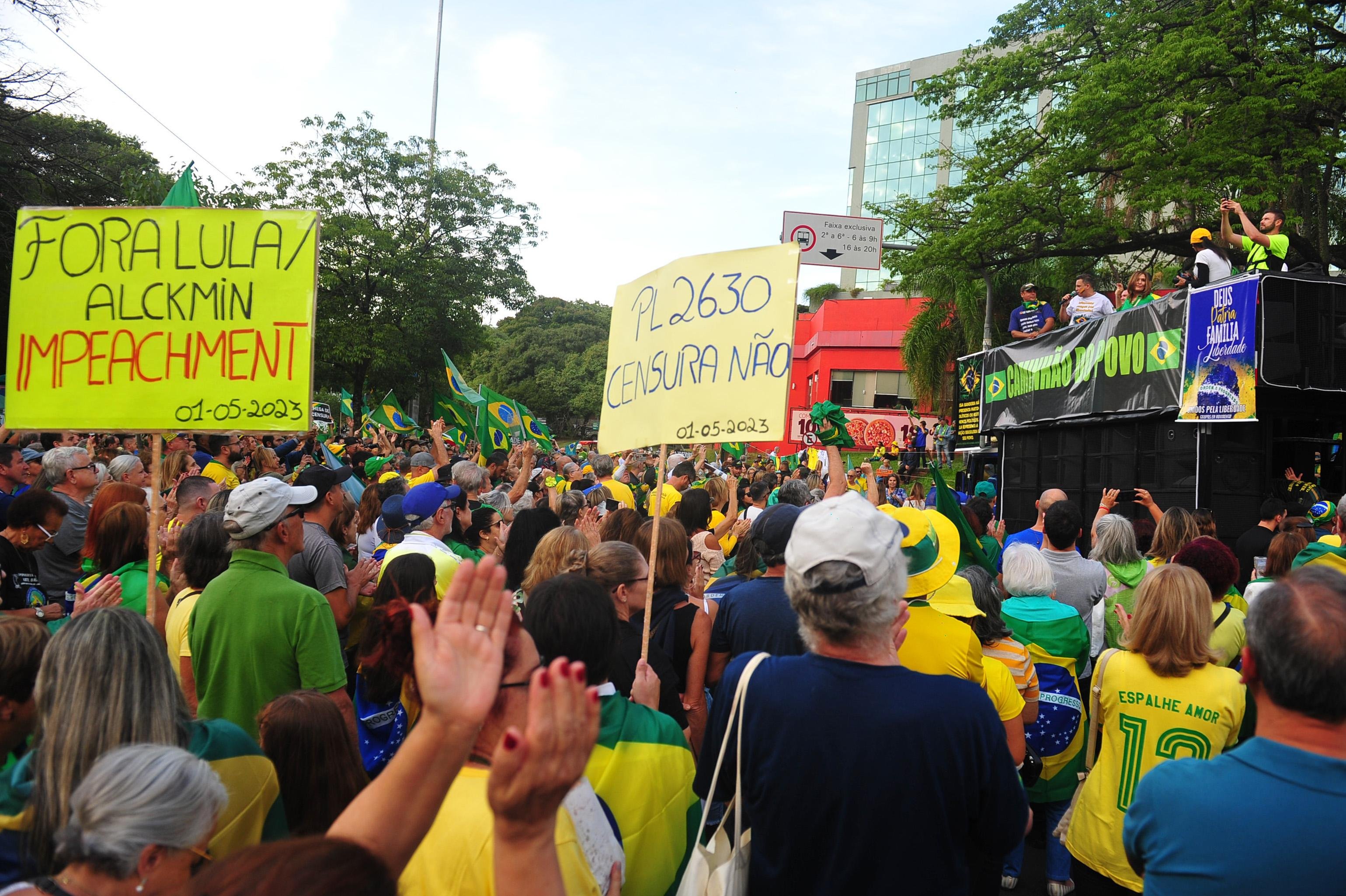 Manifestantes carregavam cartazes contra o chamado PL das fake news e pedindo impeachment do presidente Lula.