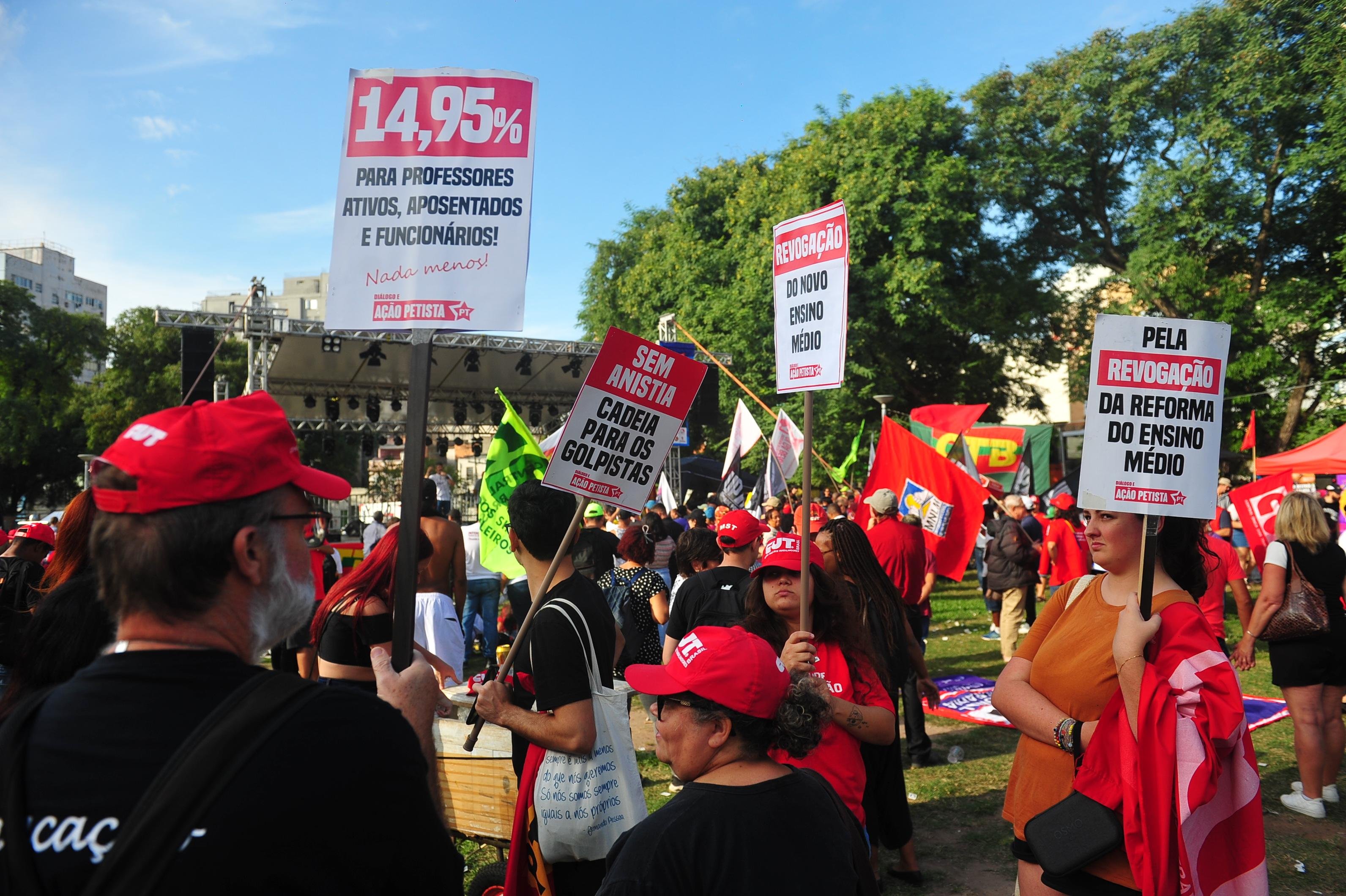 Entre as reivindica&ccedil;&otilde;es dos cartazes carregados por manifestantes, estava o aumento do piso regional.