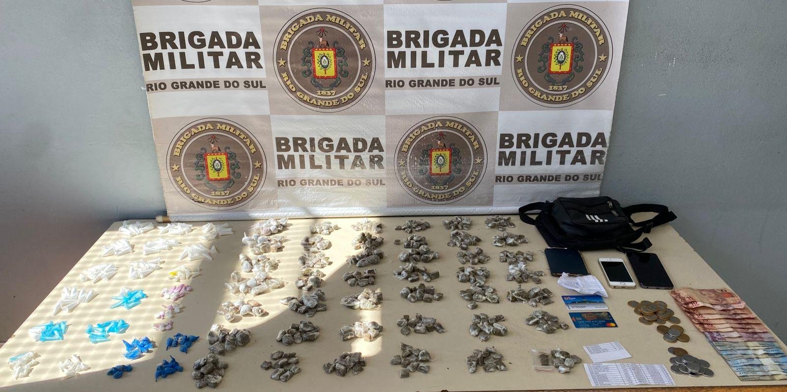Drogas, dinheiro e objetos que estavam com o homem foram apreendidos pela Brigada Militar.