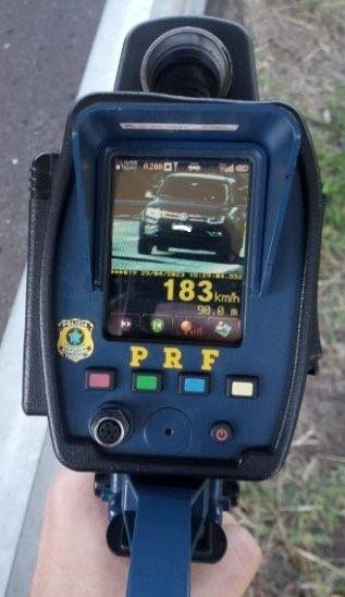A opera&ccedil;&atilde;o da PRF empregou diversos equipamentos de fiscaliza&ccedil;&atilde;o de velocidade que operaram ao mesmo tempo ao longo da rodovia