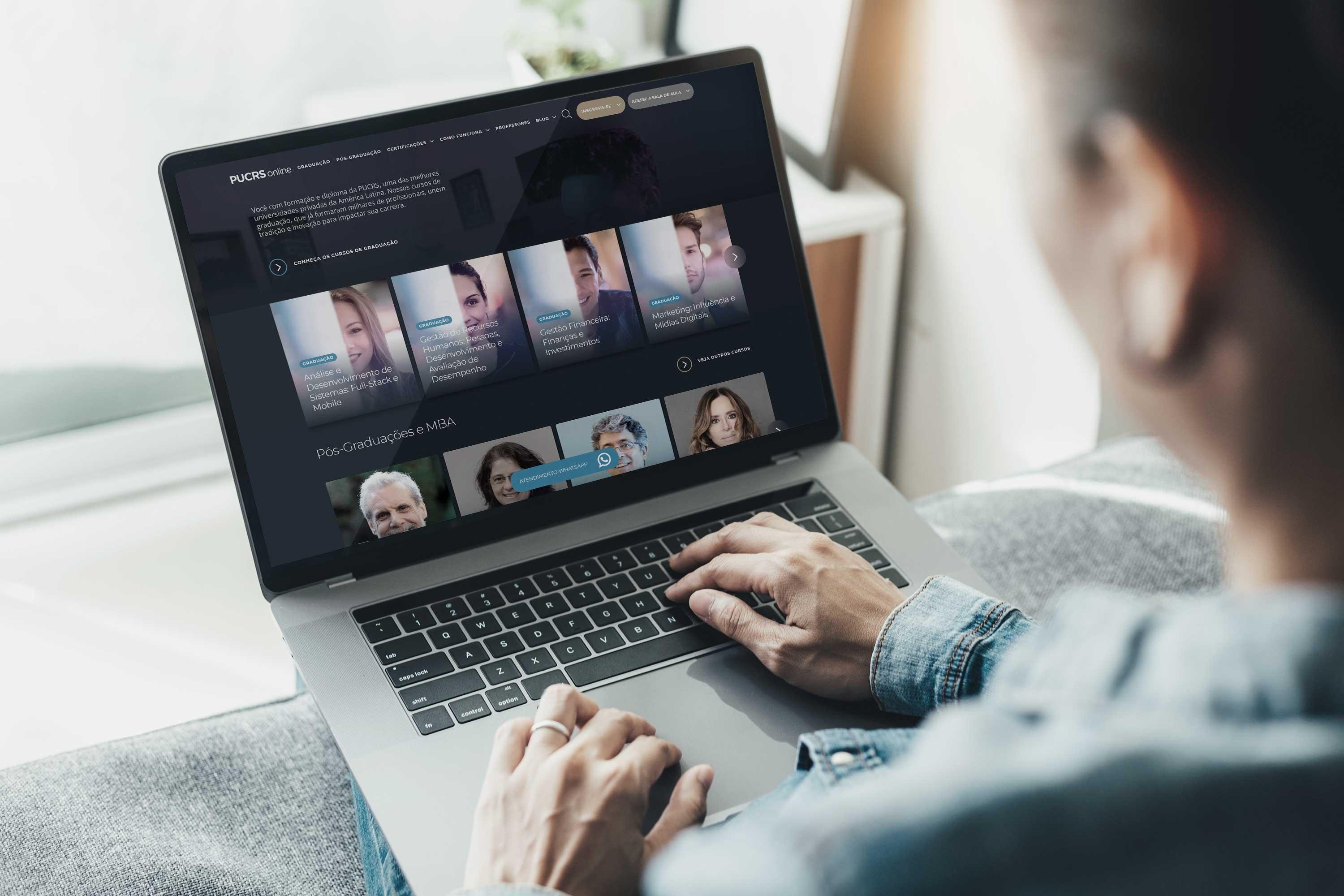 Al&eacute;m das aulas, plataforma da PUCRS ainda gera e-book de conte&uacute;do e permite intera&ccedil;&atilde;o entre aluno e professor.