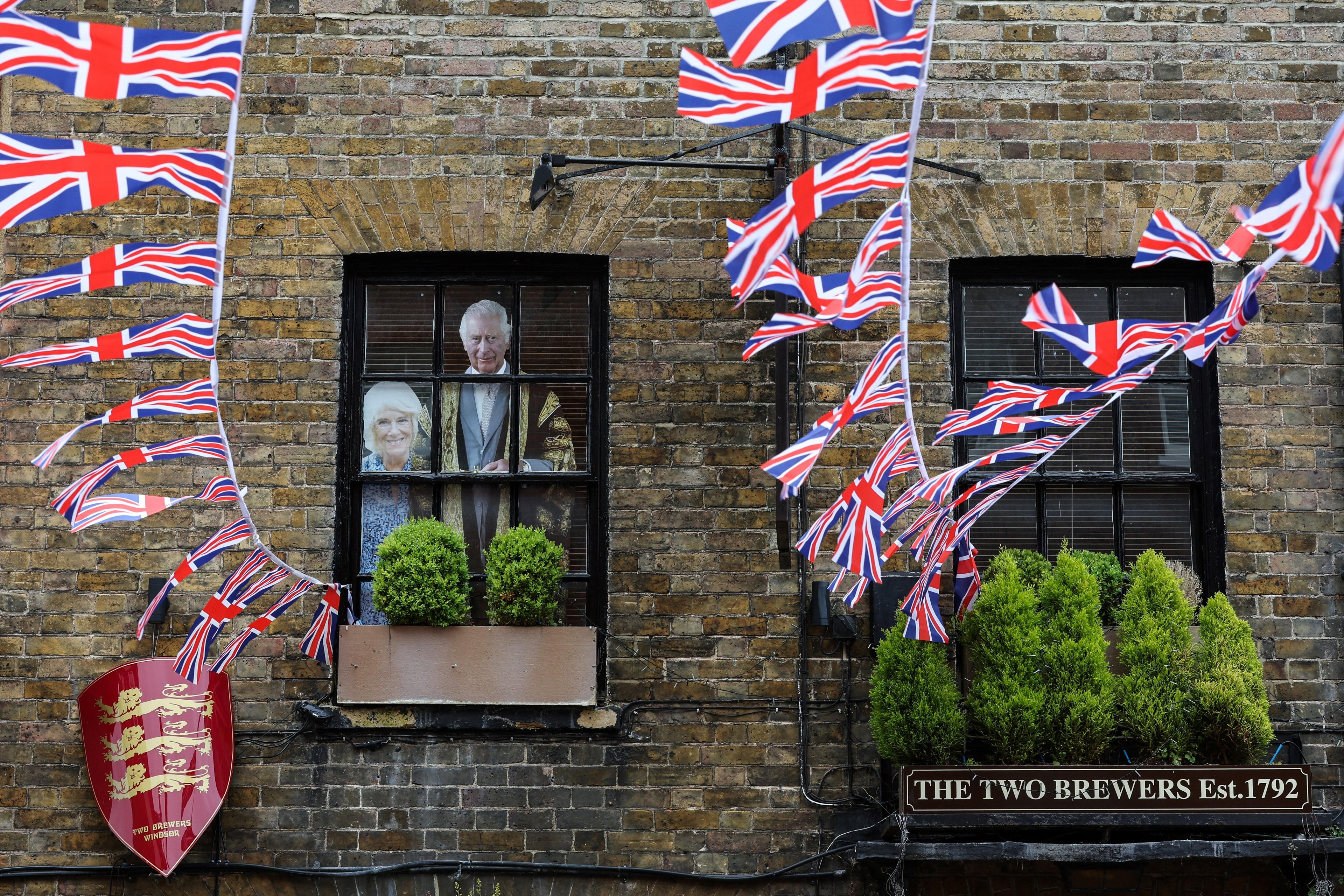 Imagem da rainha consorte e do rei brit&acirc;nico exposta em pub de Windsor, &agrave;s v&eacute;speras da coroa&ccedil;&atilde;o