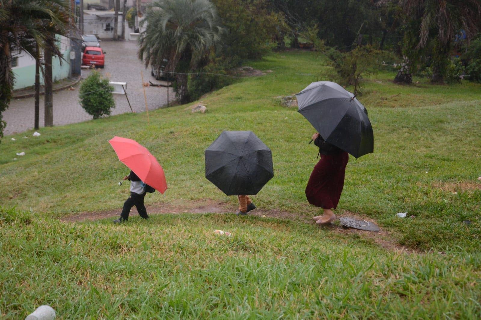 Temperaturas seguem amenas em meio ao tempo &uacute;mido