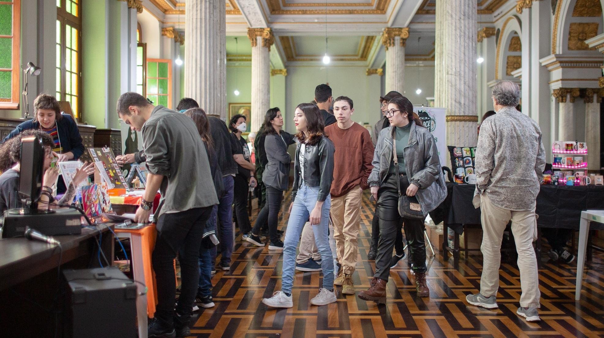 Feira Gibizeira p&uacute;blico que gosta de quadrinhos na Biblioteca