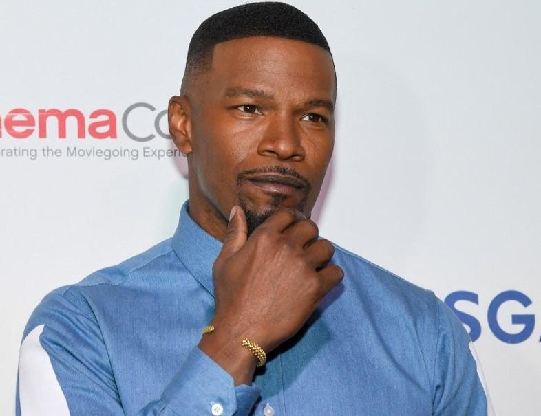 Jamie Foxx est&aacute; internado h&aacute; um m&ecirc;s