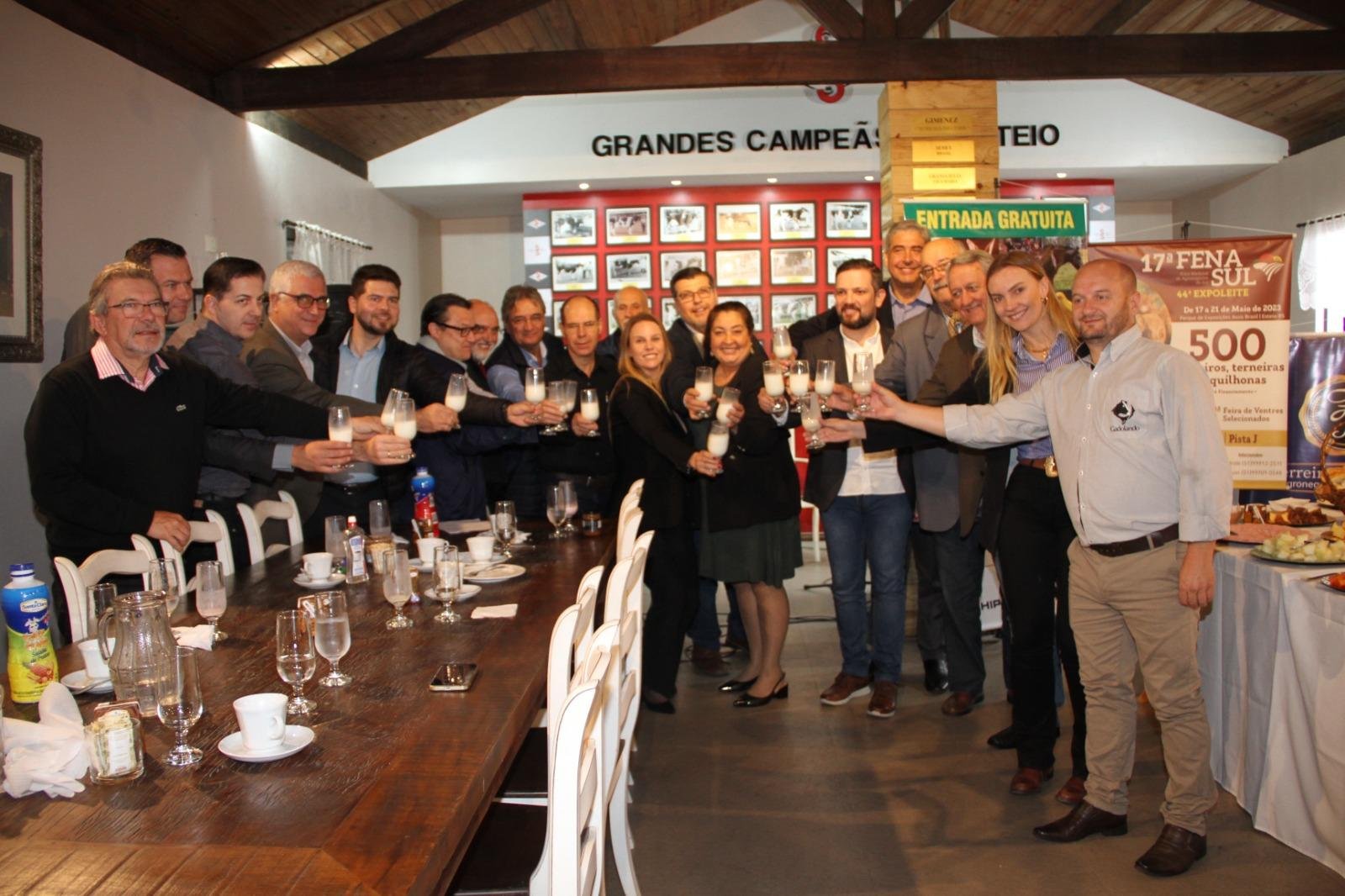 Entidades e autoridades brindaram o lan&ccedil;amento dos eventos com o brinde de leite