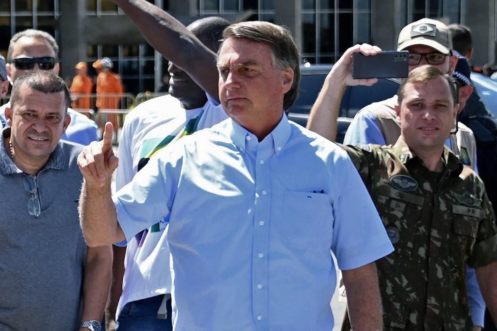 Menores de idade, como a filha Laura do ex-presidente tamb&eacute;m n&atilde;o estavam obrigados a ter o imunizante