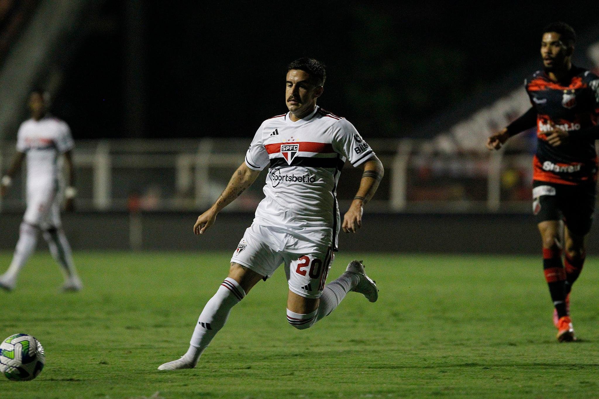 Gabriel Neves &eacute; d&uacute;vida para enfrentar o Inter
