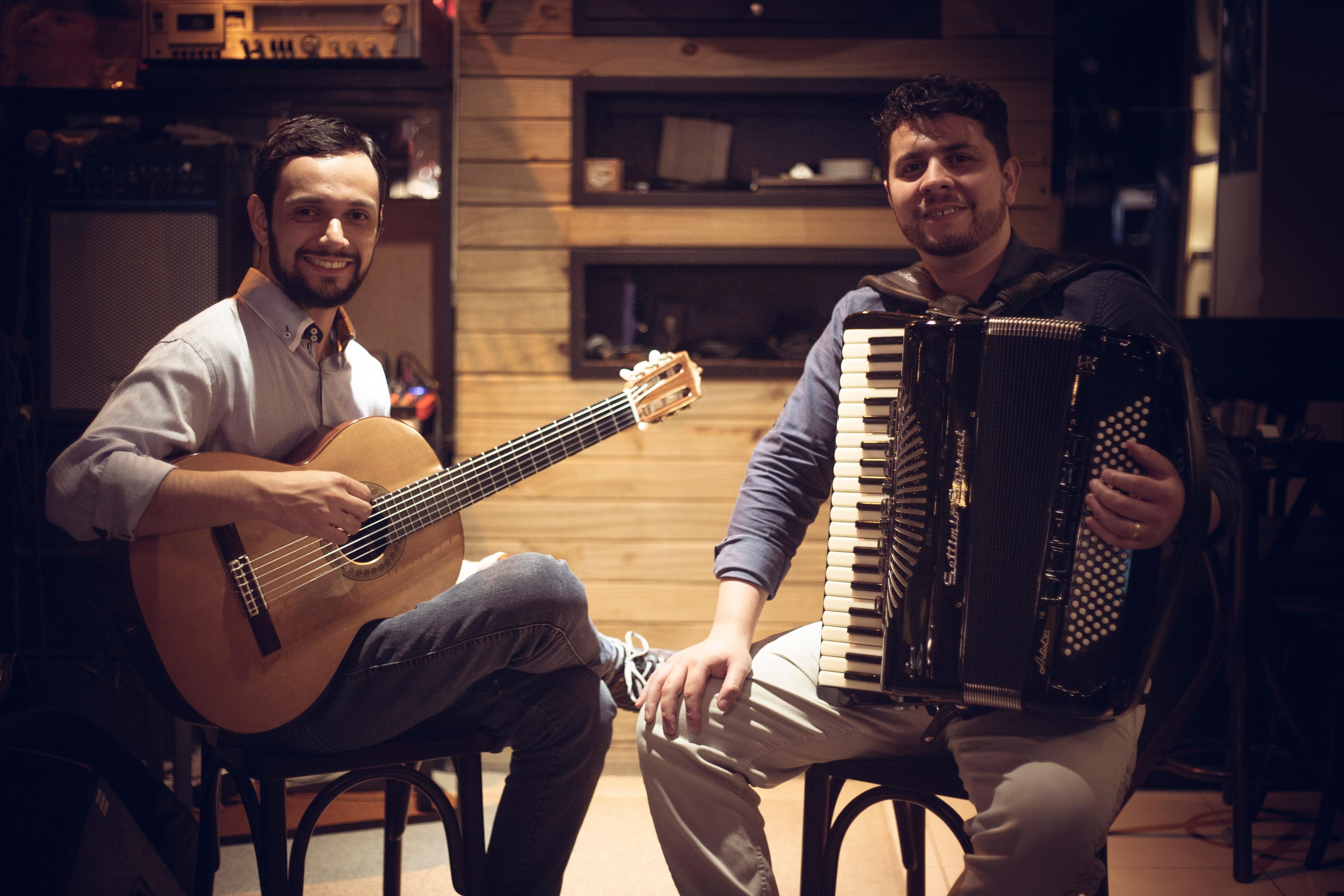 Matheus Alves e Guilherme Goulart s&atilde;o a atra&ccedil;&atilde;o do Sarau desta quinta-feira, 3