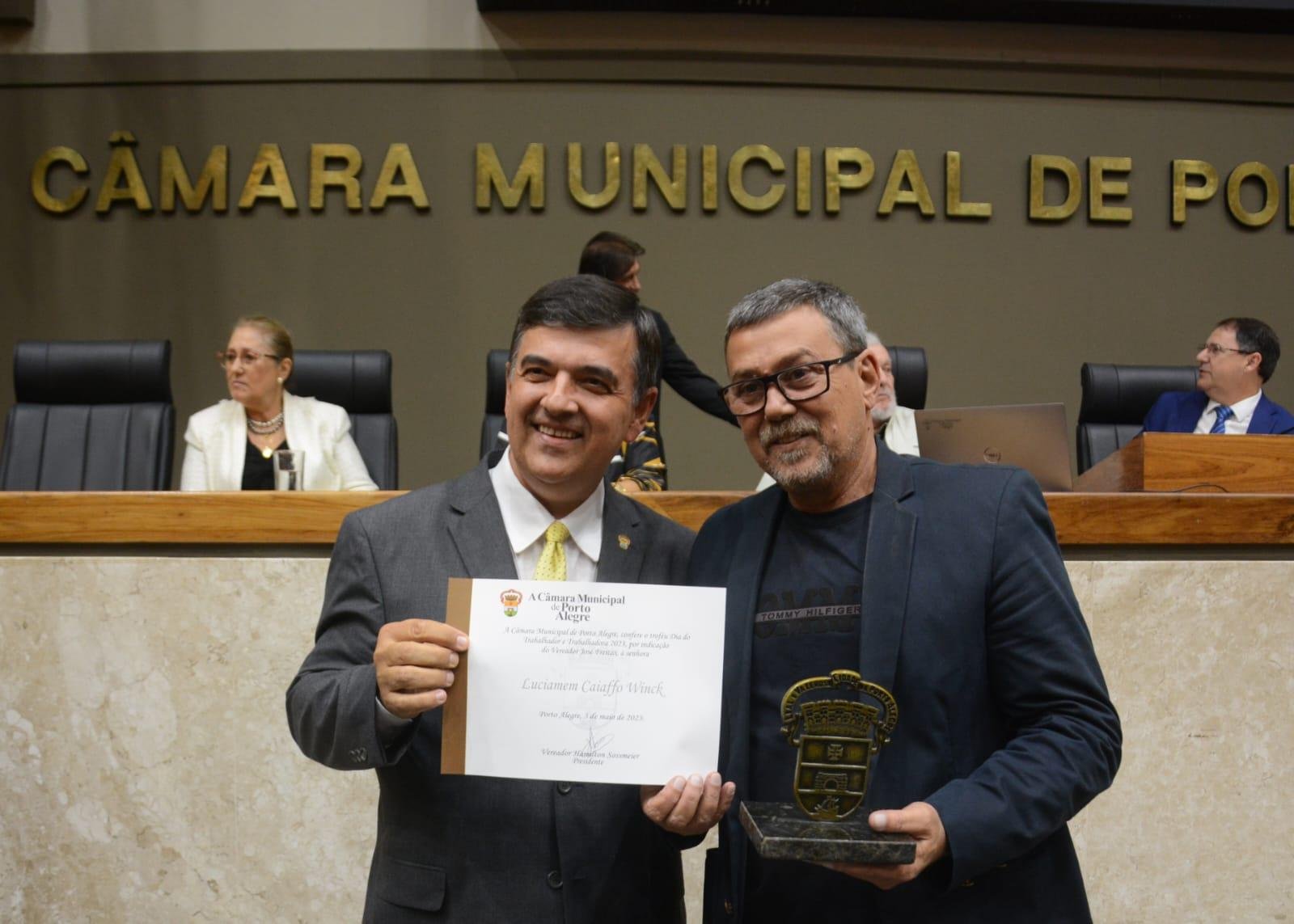 O vereador Jos&eacute; Freitas (Republicanos) entregou o diploma e o trof&eacute;u ao marido de Lu Winck, Milton Sardi, que a representou na ocasi&atilde;o.