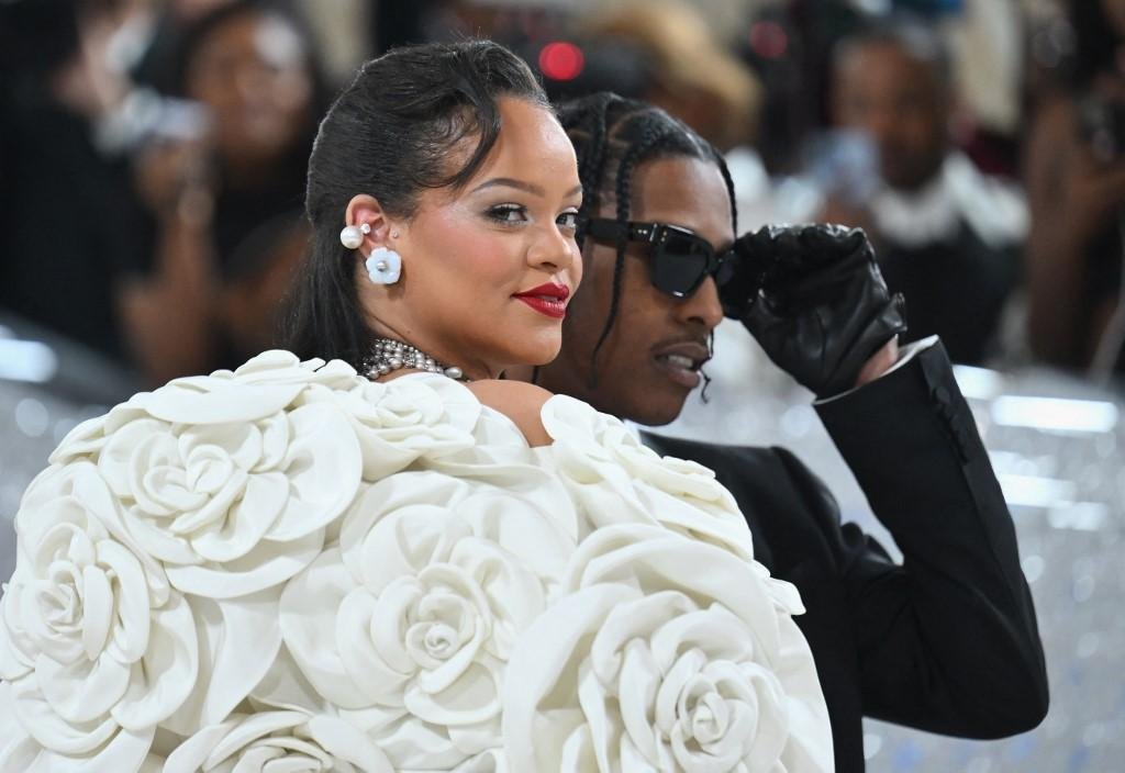 Rihanna e  ASAP Rocky marcaram presen&ccedil;a no Met Gala no Metropolitan Museu