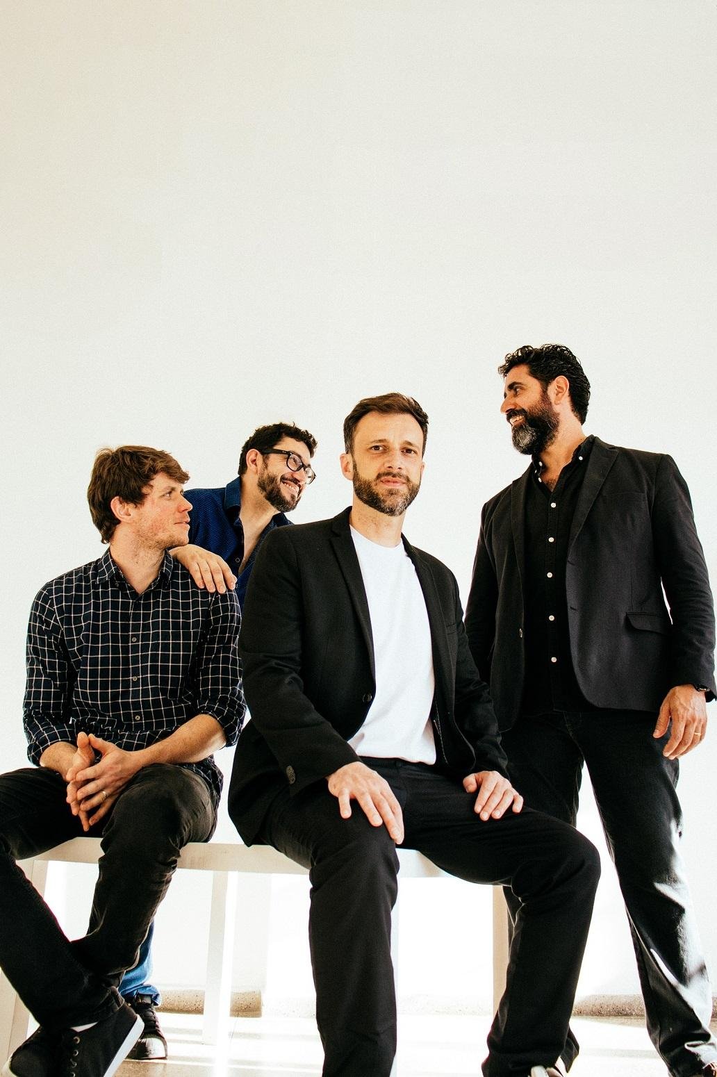 Espa&ccedil;o 373 recebe nesta sexta o show de lan&ccedil;amento de 'Mentis Natura', primeiro &aacute;lbum da carreira de Antonio Flores