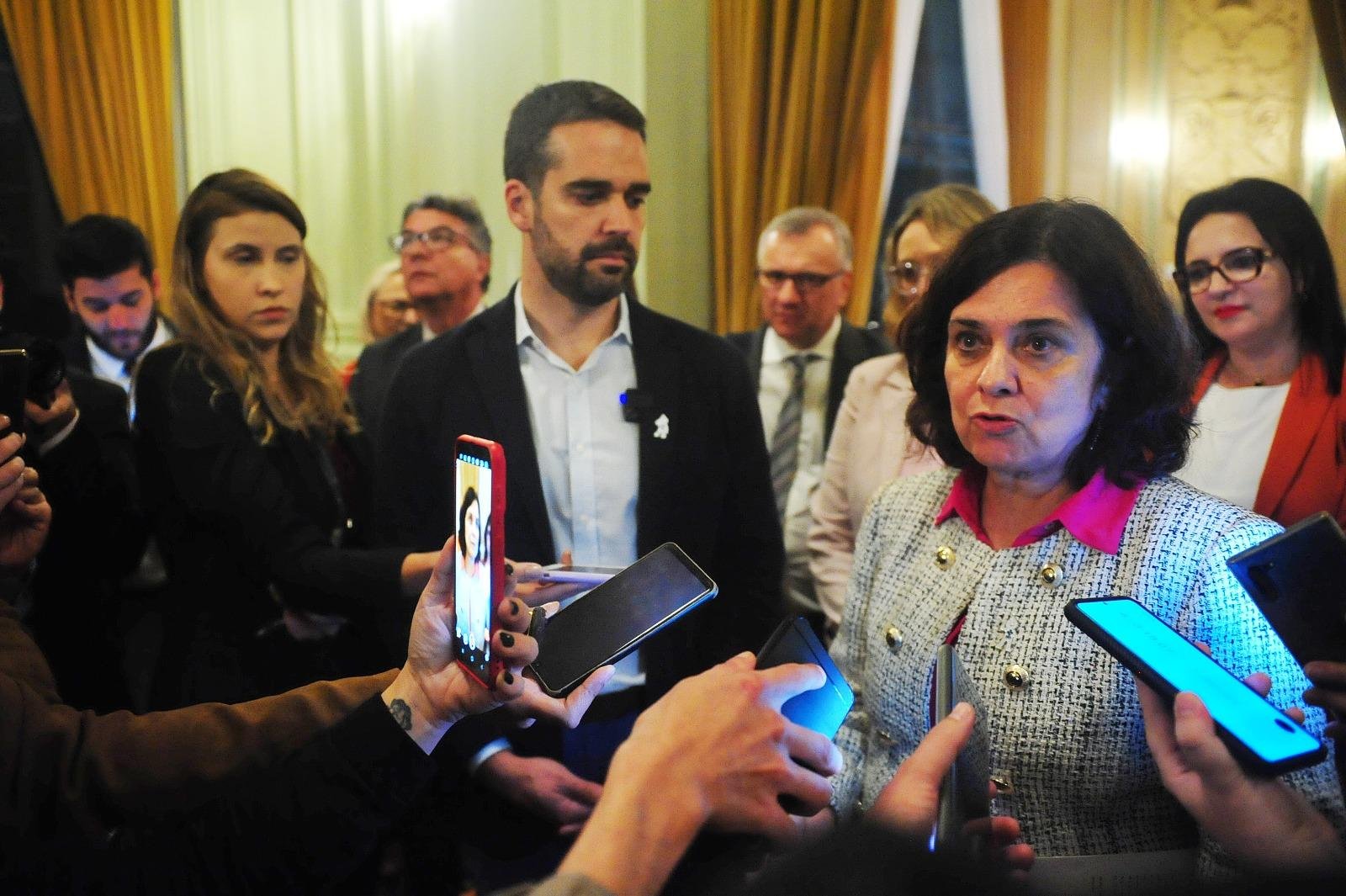 Entre as a&ccedil;&otilde;es para a aten&ccedil;&atilde;o prim&aacute;ria &agrave; sa&uacute;de, a ministra N&iacute;sia Trindade destacou o lan&ccedil;amento da Pol&iacute;tica Nacional de Sa&uacute;de Bucal, o Brasil Sorridente
