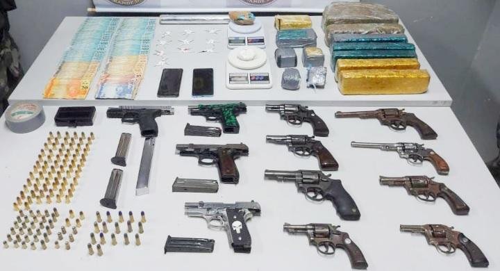 Houve ainda o recolhimento de 6,6 quilos de maconha e R$ 9,6 mil em dinheiro oriundo do narcotr&aacute;fico