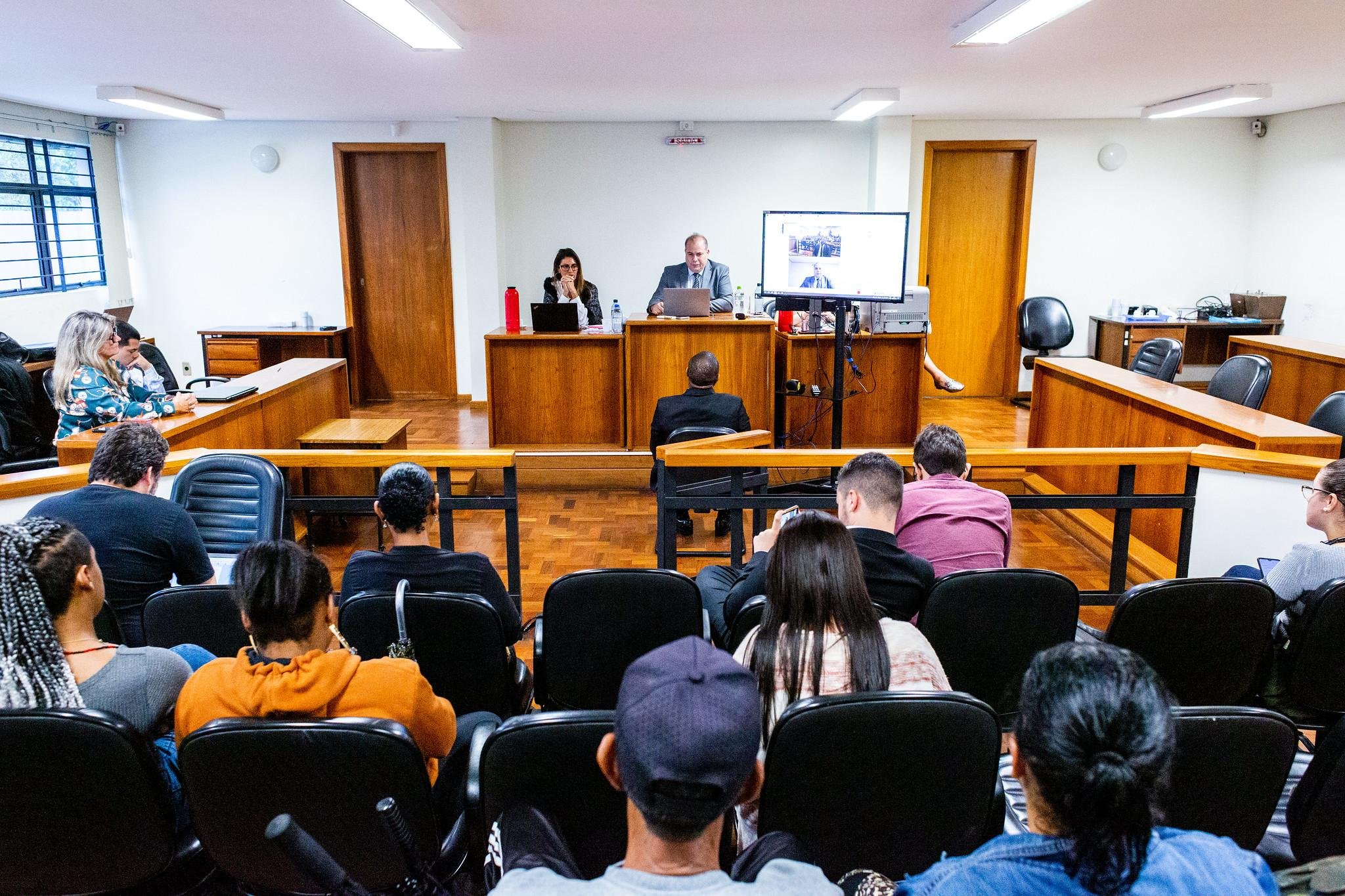 &Uacute;ltima audi&ecirc;ncia contou com depoimento de testemunha e interrogat&oacute;rio dos r&eacute;us.
