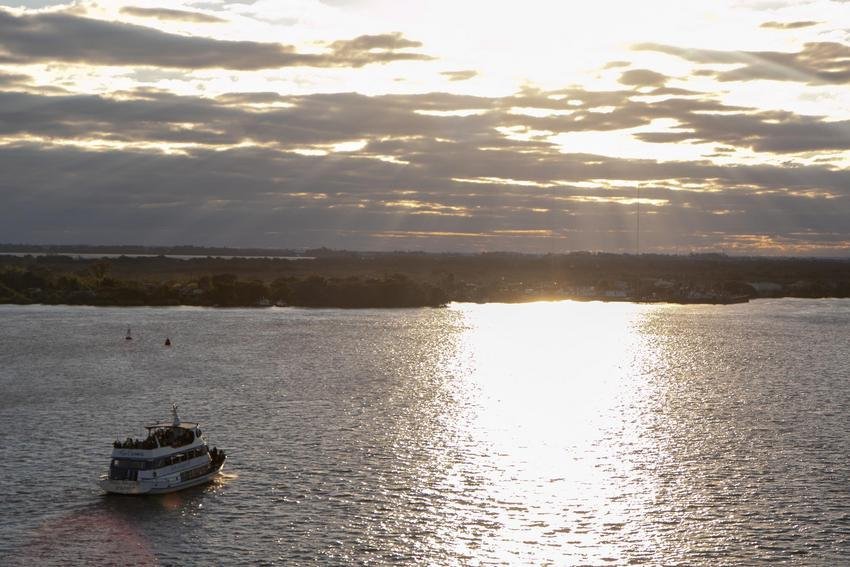 Sol aparece, mas tempo segue com muitas nuvens