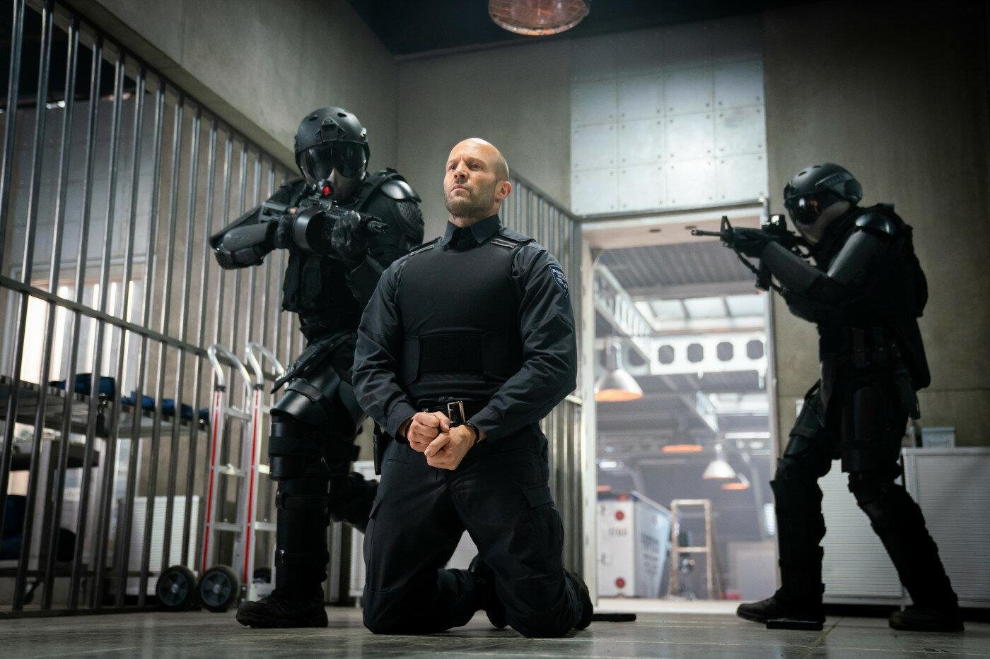 Jason Statham interpreta um misterioso seguran&ccedil;a de carros-fortes em 'Infiltrado'
