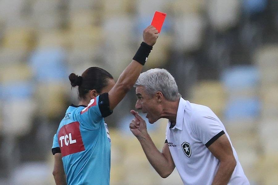 Nova determina&ccedil;&atilde;o da Fifa, acatada pela CBF, indica que os &aacute;rbitros tenham menos toler&acirc;ncia com reclama&ccedil;&otilde;es, tanto dos treinadores como dos jogadores