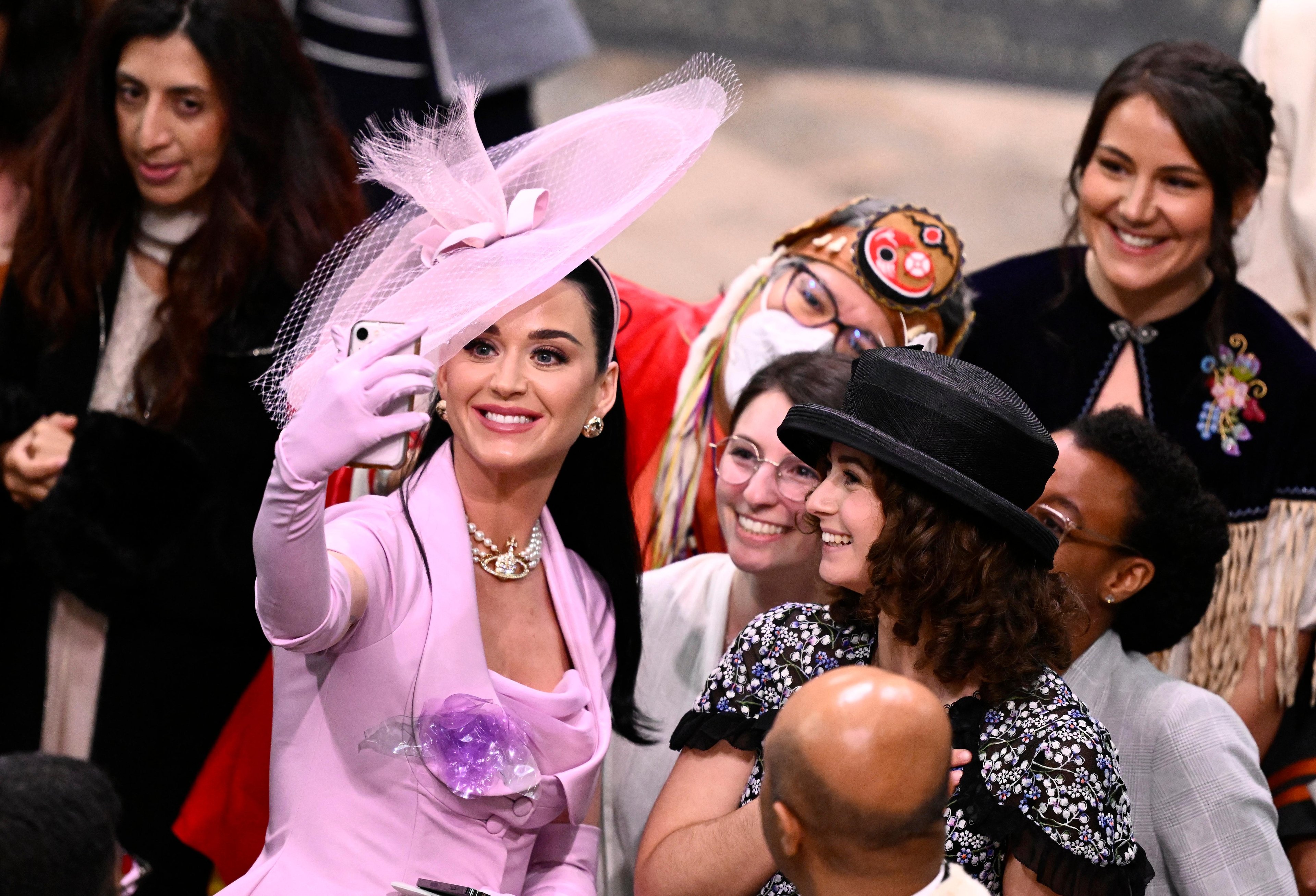 A cantora Katy Perry tira selfies com convidados na Abadia de Westminster, no centro de Londres, durante as coroa&ccedil;&otilde;es do rei Carlos III da Gr&atilde;-Bretanha e da rainha Camilla, rainha consorte da Gr&atilde;-Bretanha