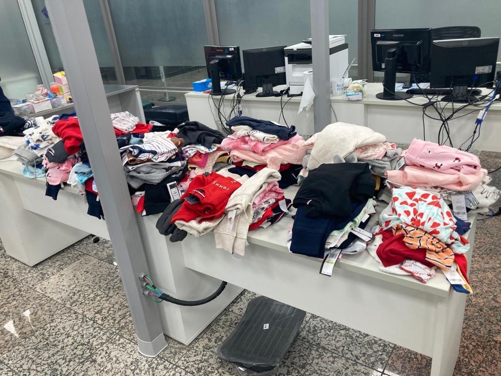 Ao todo, foram retidos 158 itens de roupas infantis e 37 itens diversos