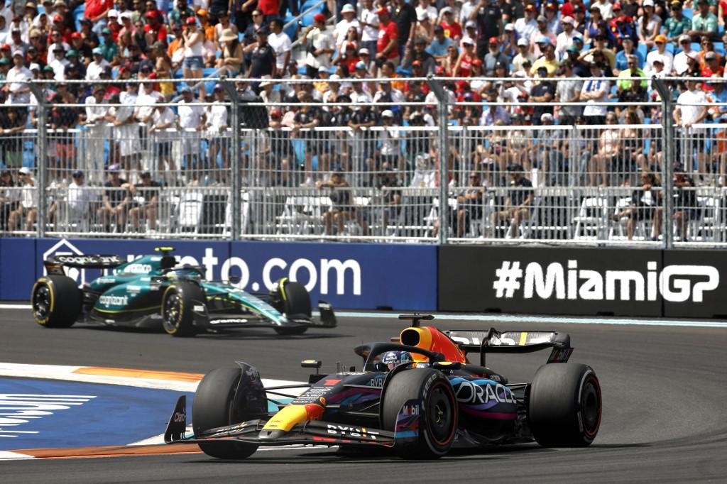 Verstappen esticou primeira janela de pits enquanto patrolava o pelot&atilde;o