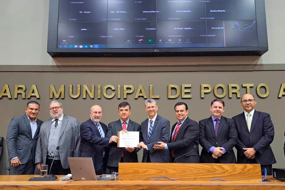 Representantes da diretoria da r&aacute;dio e das empresas do Grupo Record receberam a homenagem dos vereadores.