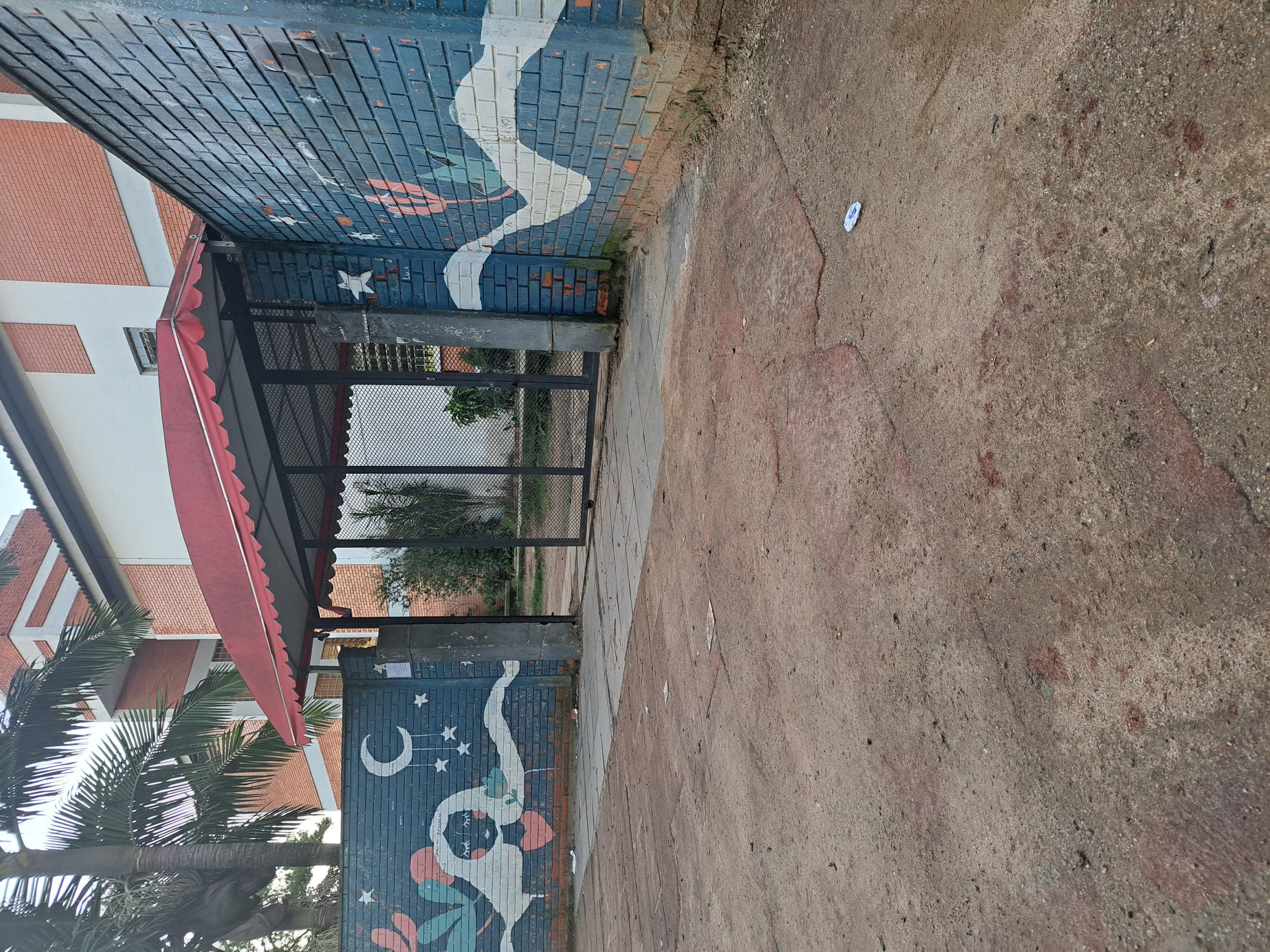 Cal&ccedil;ada na frente da escola ficou com marcas de sangue.