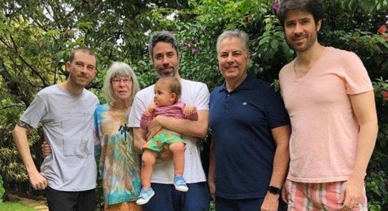 Rita Lee, os tr&ecirc;s filhos, o marido e a neta