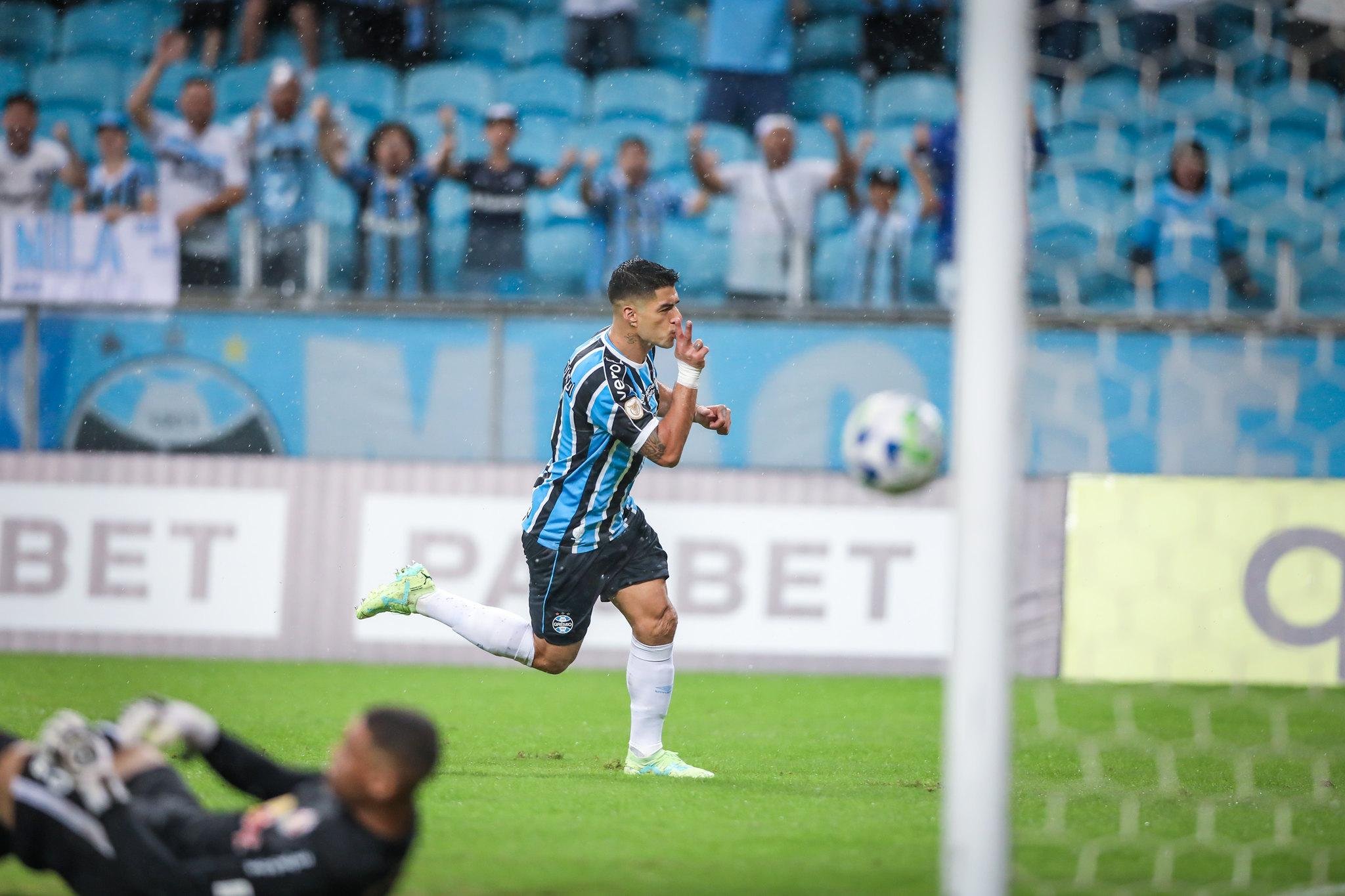 Su&aacute;rez marcou no empate contra o Bragantino por 3 a 3