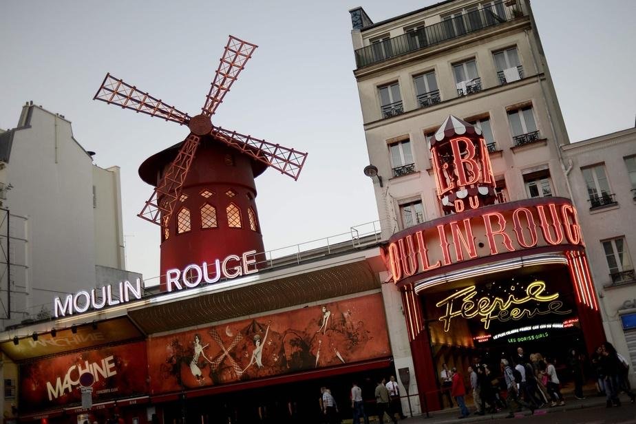 Fachada da casa de espet&aacute;culos Moulin Rouge em Paris