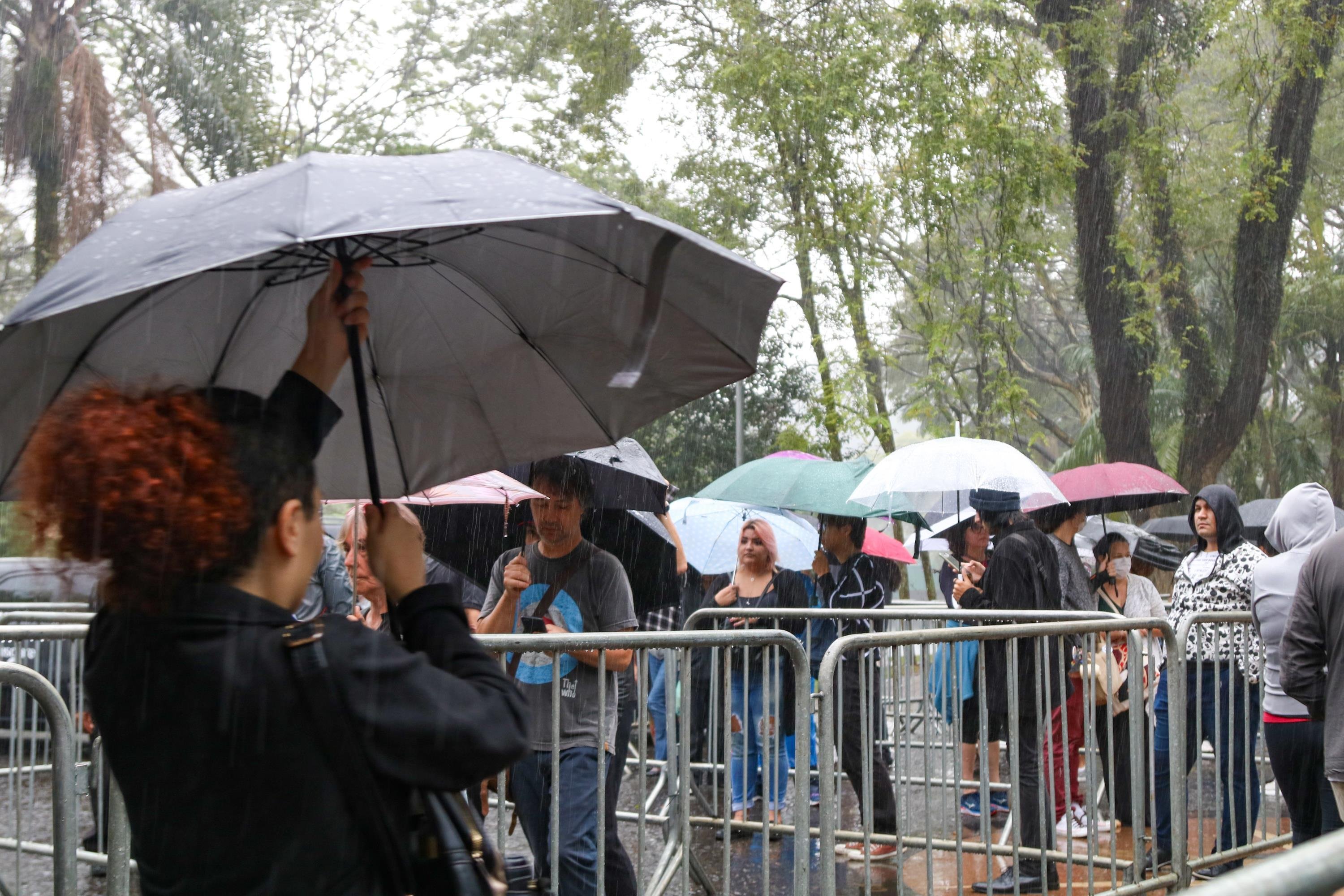 F&atilde;s durante vel&oacute;rio da Cantora Rita Lee, no planet&aacute;rio da do parque da Ibirapuera, na cidade de S&atilde;o Paulo