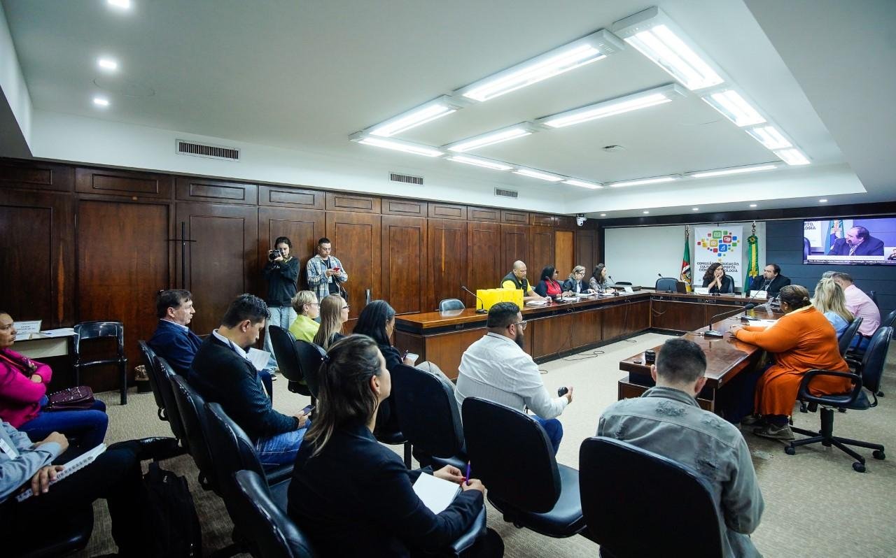 Comiss&atilde;o de Educa&ccedil;&atilde;o da AL discute solu&ccedil;&otilde;es para a escassez de vagas