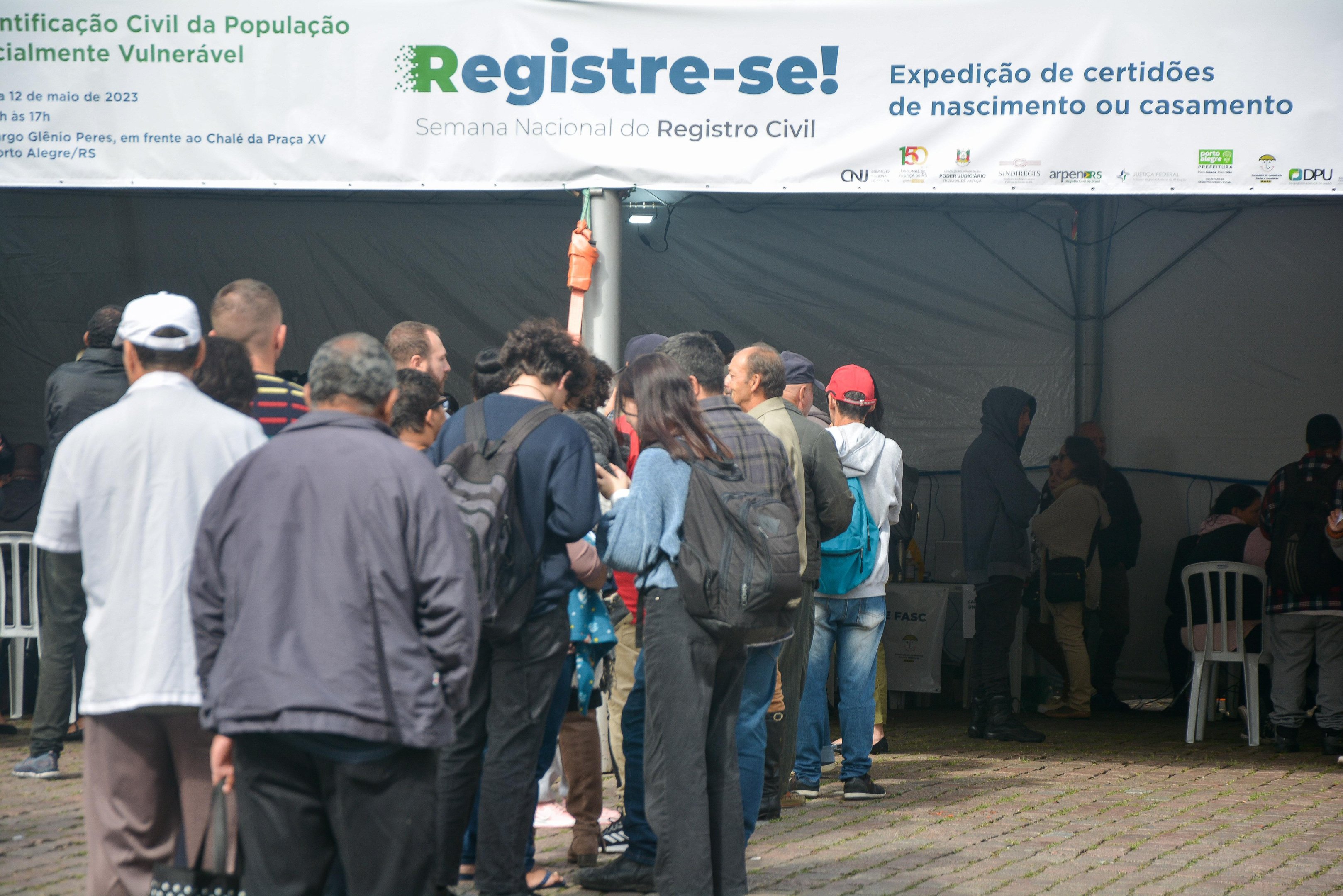Popula&ccedil;&atilde;o fez fila no Largo Gl&ecirc;nio Peres, em Porto Alegre, para ter acesso aos servi&ccedil;os ofertados pelo TJRS em parceria com outros &oacute;rg&atilde;os.