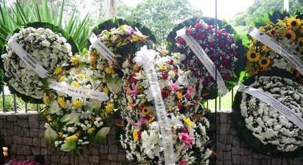 Coroas de flores de amigos e famosos no vel&oacute;rio de Rita Lee