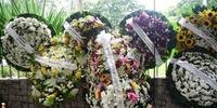 Coroas de flores de amigos e famosos no velório de Rita Lee
