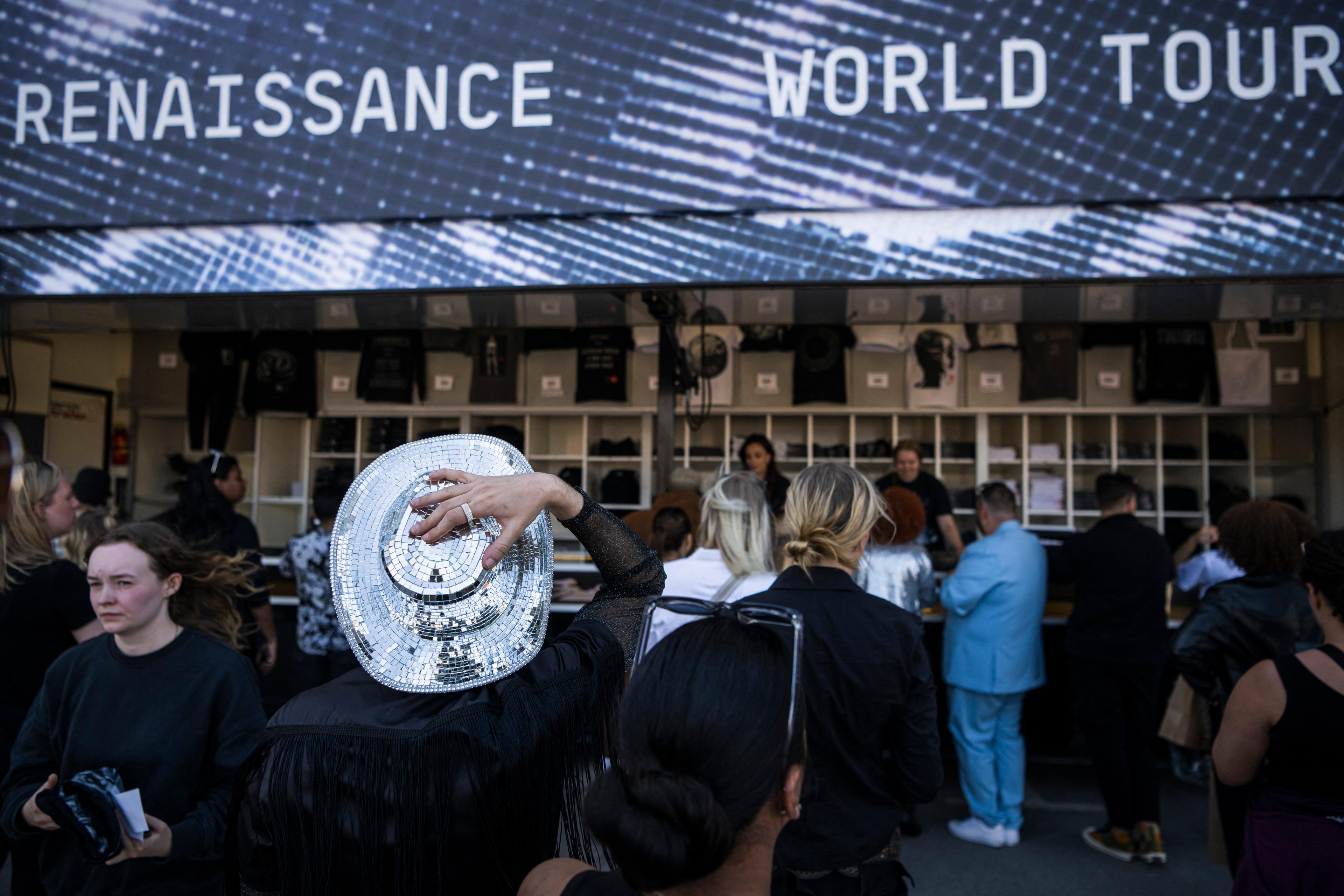 Grupos de f&atilde;s fizeram filado lado de fora da Friends Arena, em Estocolmo, aguardando ansiosamente a realeza da m&uacute;sica Beyonce, que marcou o primeiro show de sua nova turn&ecirc; "Renaissance World Tour"