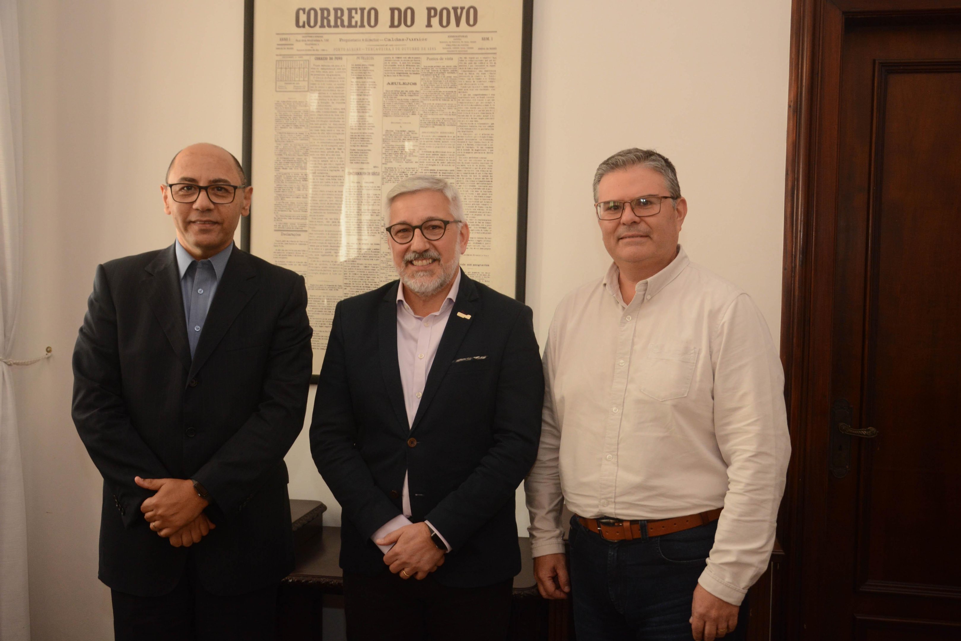 Diretoria do Sindilojas POA com o presidente do Correio do Povo, Sidney Costa (E)