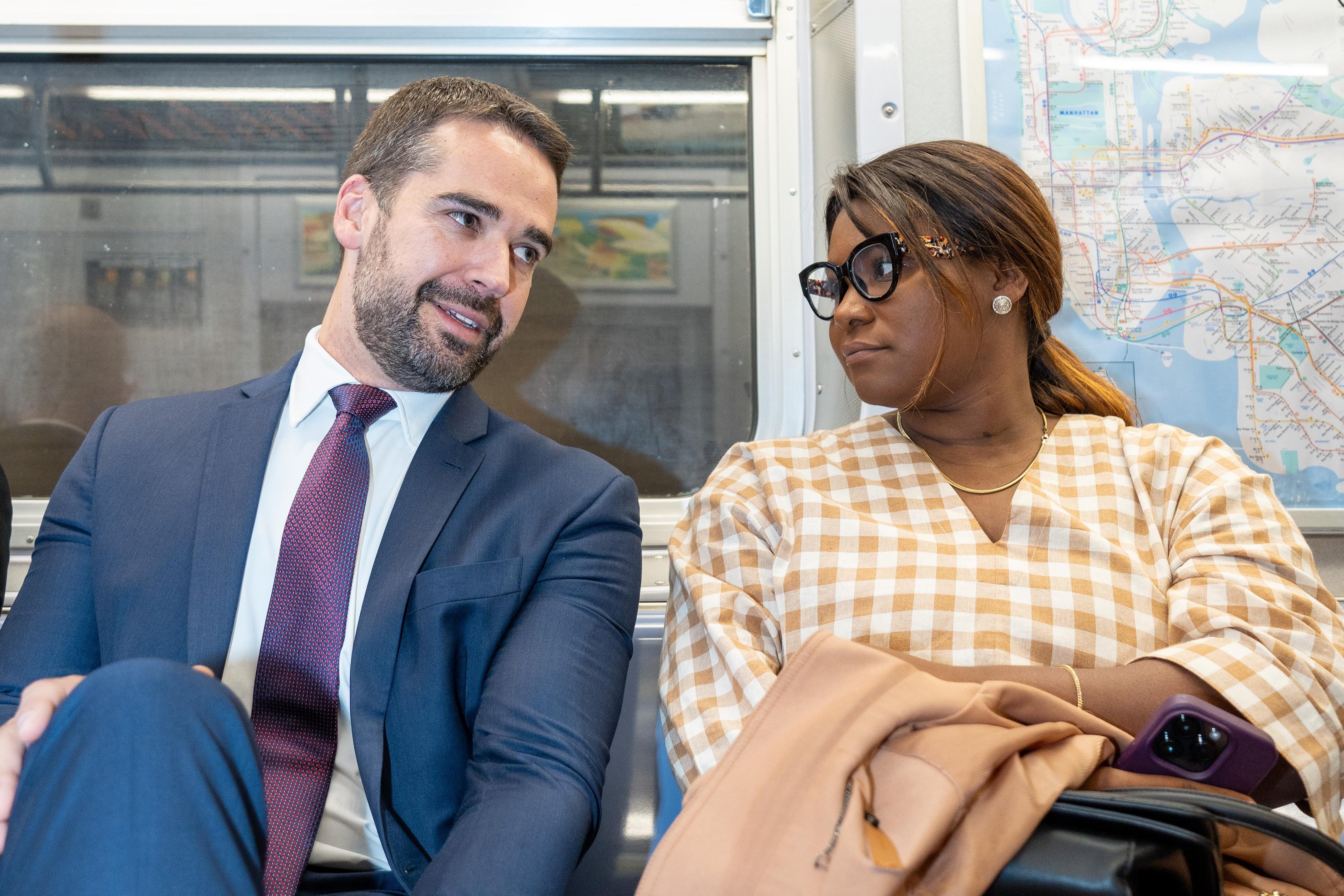 Leite e Lisiane Lemos seguiram de metr&ocirc; para a Universidade de Cornell