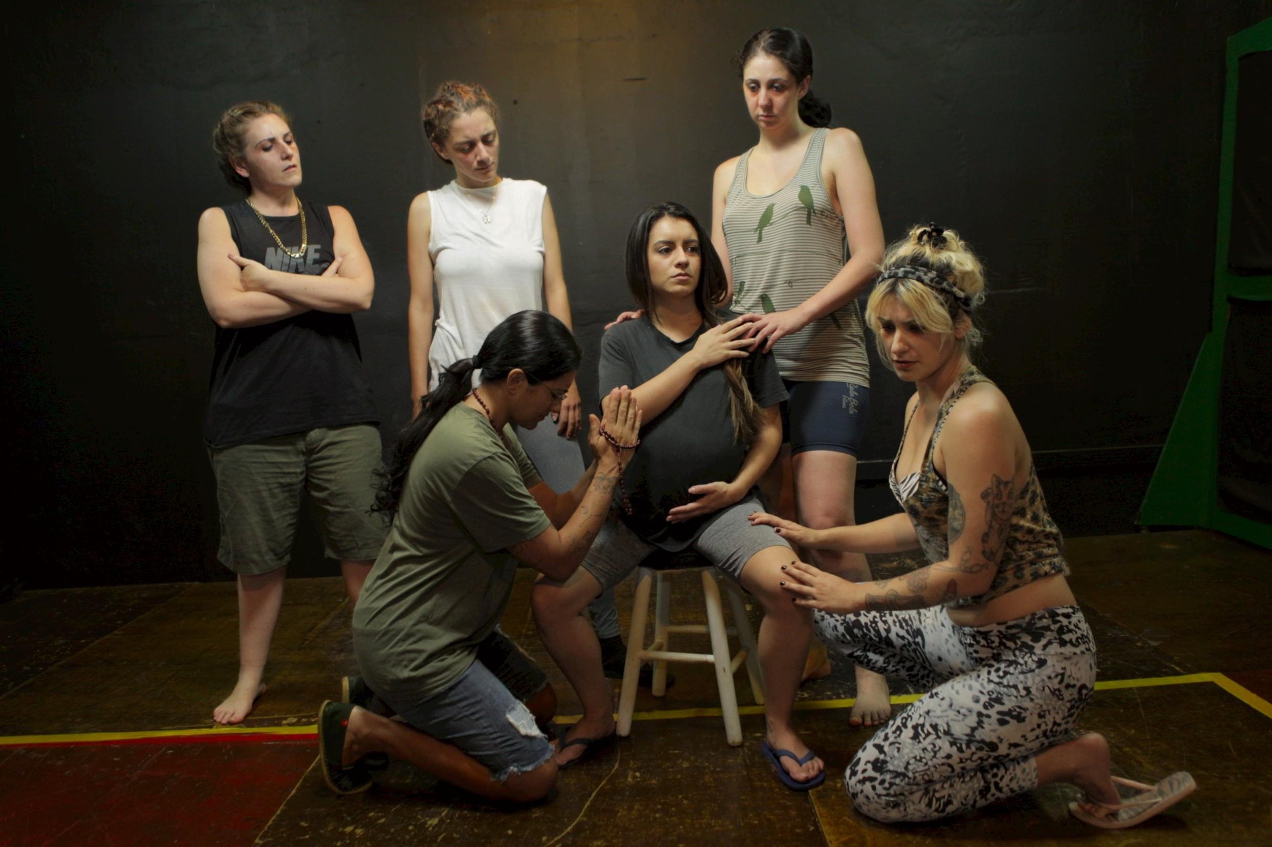 Atrizes interpretam presidi&aacute;rias na pe&ccedil;a teatral 'Enclausuradas'
