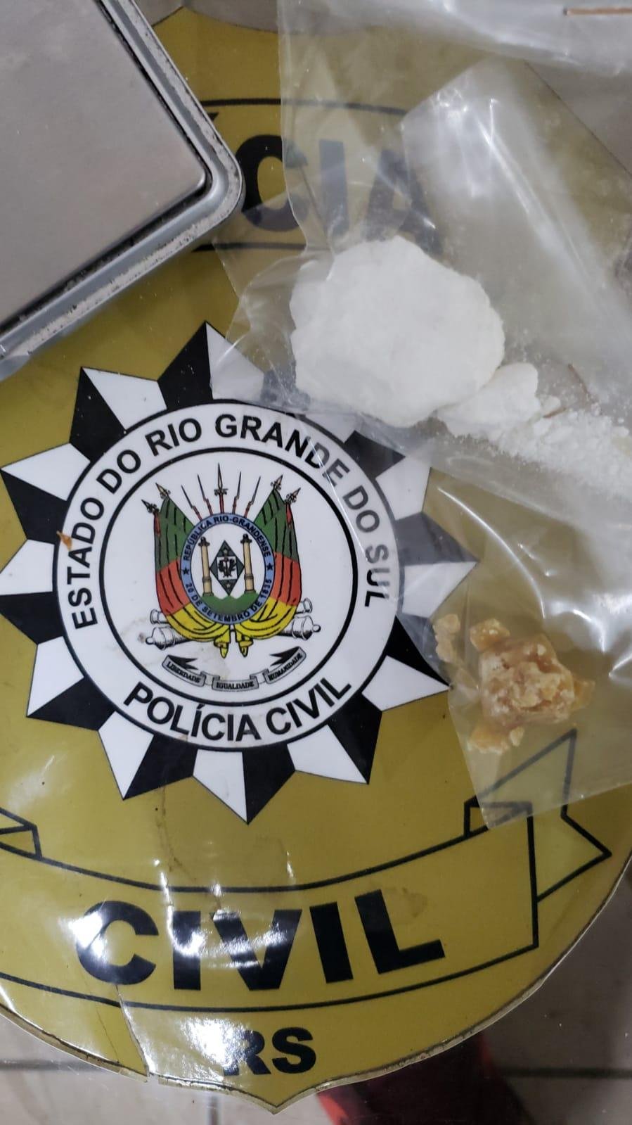 De acordo com a Pol&iacute;cia Civil, a quantidade apreendida &eacute; suficiente para fracionar at&eacute; 30 pedras de crack e 30 gramas de coca&iacute;na