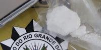 De acordo com a Polícia Civil, a quantidade apreendida é suficiente para fracionar até 30 pedras de crack e 30 gramas de cocaína