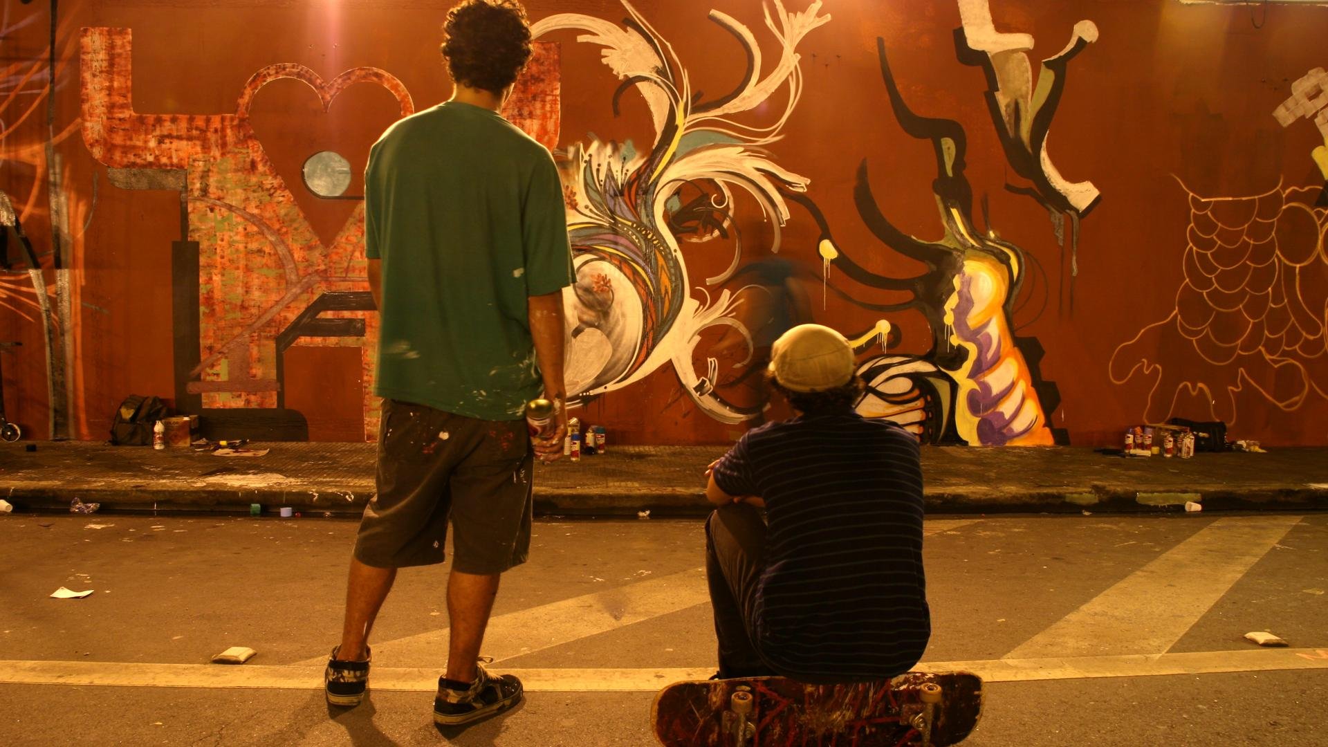 Registro da pintura no T&uacute;nel Noite Ilustrada, em S&atilde;o Paulo, 2016