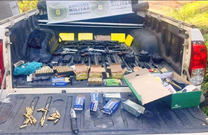 Quatro criminosos foram presos e levados para o Denarc, em Porto Alegre