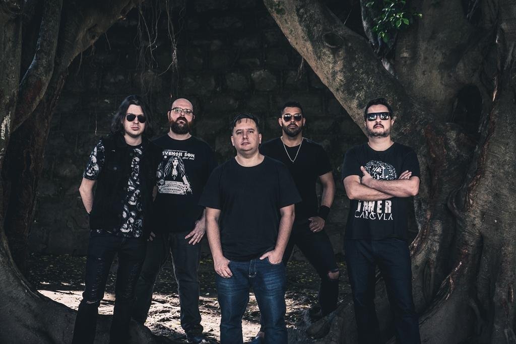 A banda avisa que &eacute; poss&iacute;vel acompanhar o avan&ccedil;o das grava&ccedil;&otilde;es de seu debut por meio de atualiza&ccedil;&otilde;es nas redes sociais