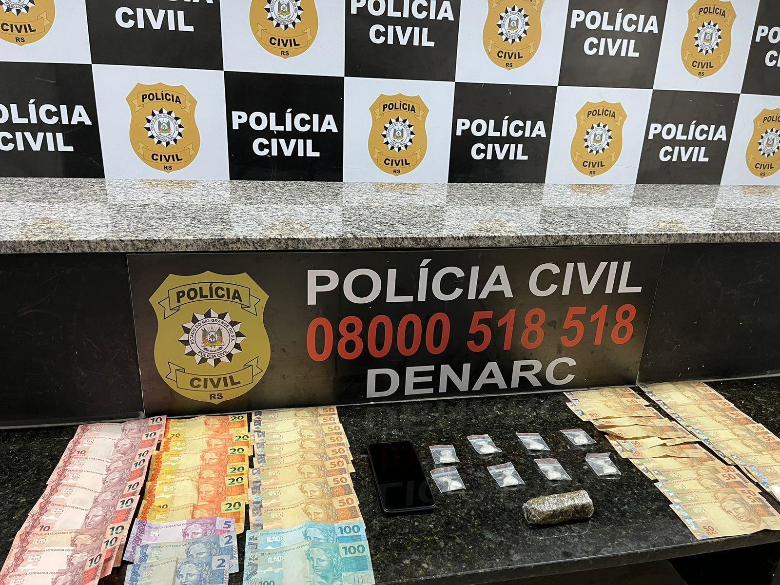 Com o homem de 28 anos, que usava uma motocicleta para a entrega dos entorpecentes, foi encontrado cerca de oito buchas de coca&iacute;na, uma por&ccedil;&atilde;o de maconha e cerca de R$ 1 mil em esp&eacute;cie, decorrentes da venda de drogas