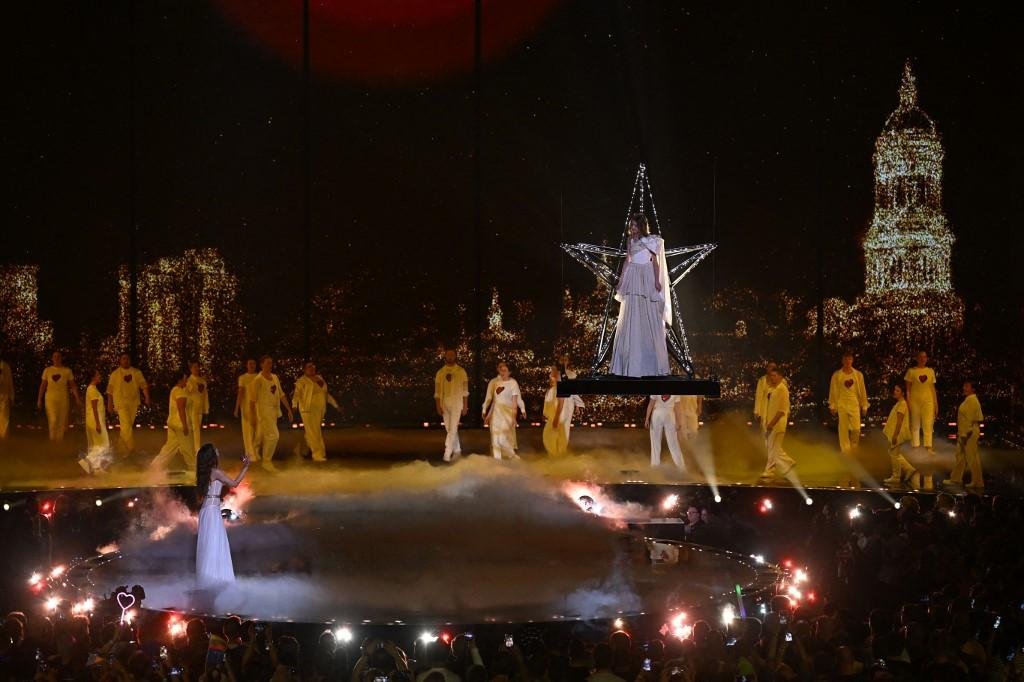 Cantora ucraniana Mariya Yaremchuk durante a semi-final no Eurovision Song na noite de quinta-feira, dia 11